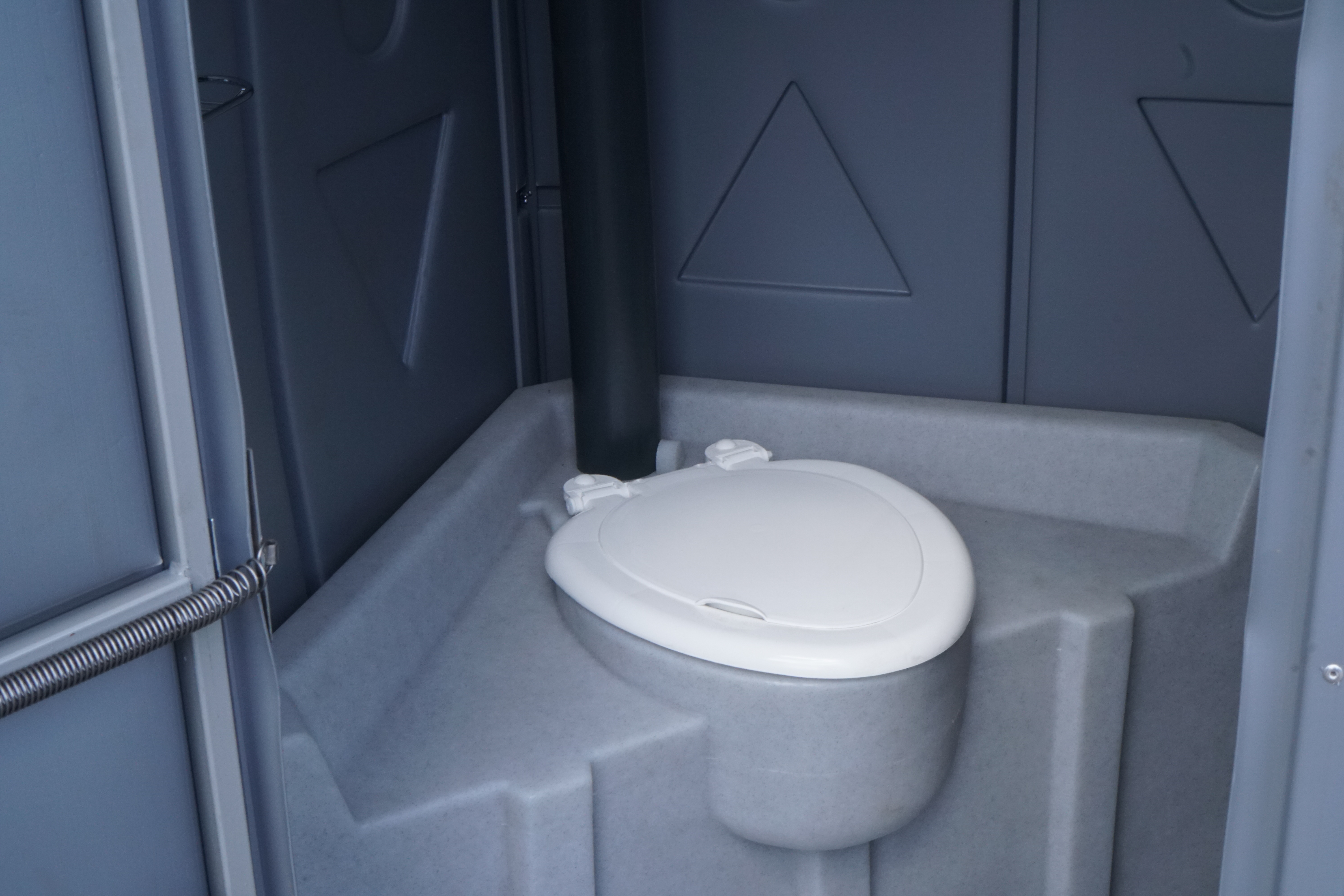 туалетная кабина с угловым баком